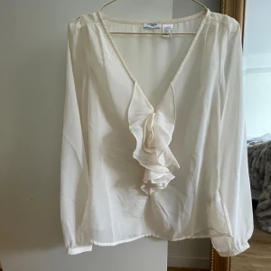 Volang blus - Säljer denna oanvända blus, genomskinlig, super fin med en najs bh under. 💘💘Storlek M mer som S