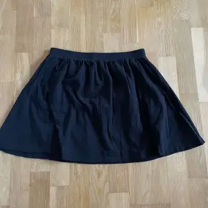 Söt kjol köpt på second hand. Är i storlek 170 men passar XS/S. Har inga defekter och är i bra skick. Skriv för fler bilder eller annat.