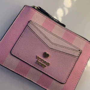 Victorias secret plånbok🩷 - Jätte gullig plånbok från Victorias secret i rosa🩷slutsåld överallt då den är köpt 2020. Har 3 fack för kort samt ett fack för allmänt pengar. Äkta