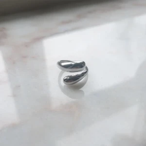Ring från yomie 💕 - Yomie har fina kvalitativa prisvärda ringar som endast kostar 119kr 💕 Alla är vattentäta och gjorda av rostfritt stål 💛 Ringarna orsakar alltså inga utslag 💕Denna ring är justerbar & i färgen silver 💛 För fler frågor/bilder skicka ett meddelande💕