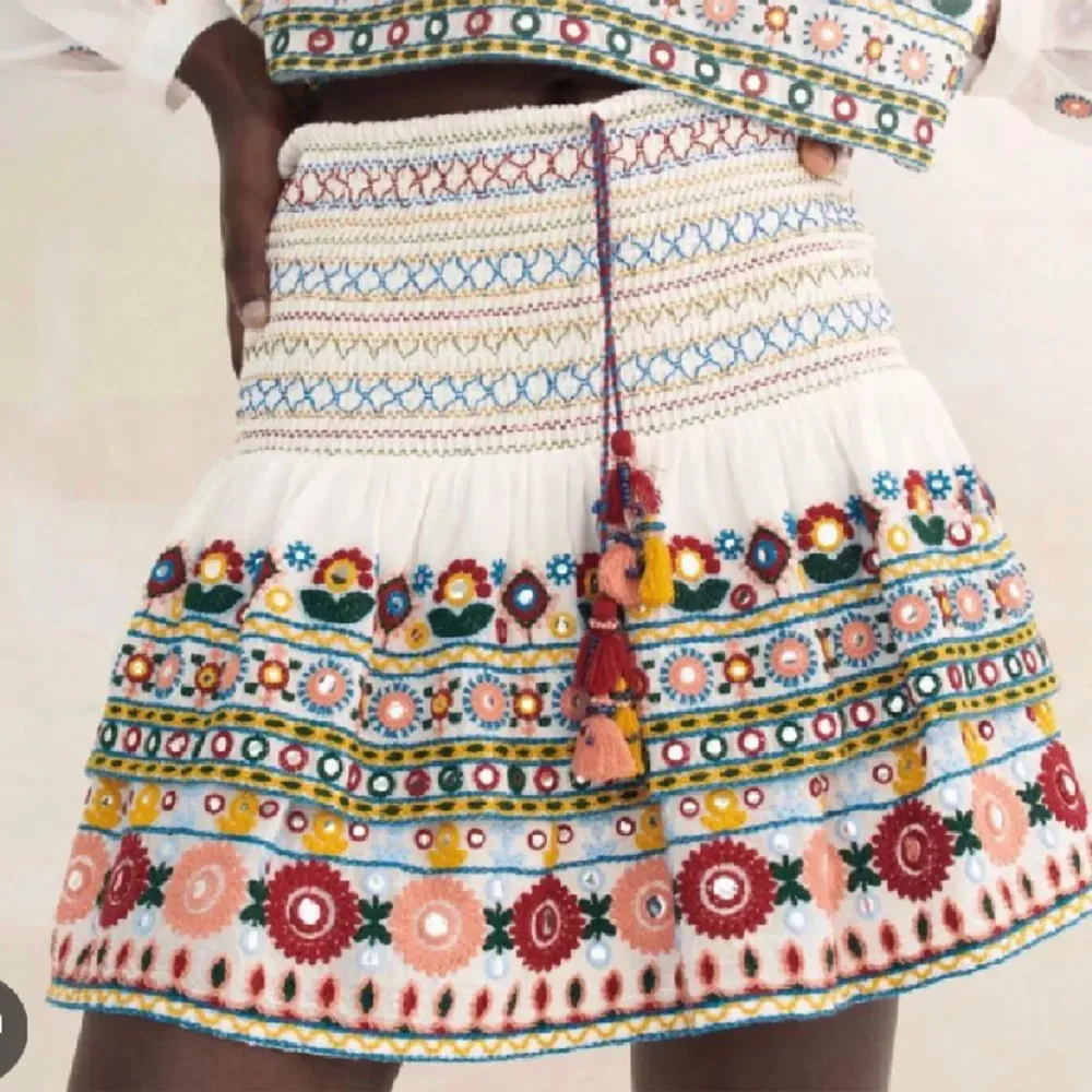 Säljer denna trendiga zara kjol i storlek s bra skick💗skriv om ni är intresserade så kan ja sätta på ”köp nu”💗. Kjolar.