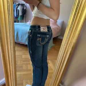 True religion jeans - Skit snygga true religion jeans i storlek 29💕 men de har ett snöre i midjan som gör att man kan justera storleken ännu mer! Skriv för fler frågor eller bilder