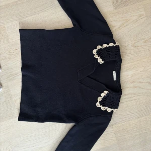 Sandro tröja - Super fin mörkblå Sandro tröja i 100% ull. Storlek 0/xs Köpt på Nk för ca 2700 