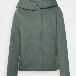 Höstkappa - Grön kappa från only. Både knappar och dragkedja fram. Jättebra skick, knappt använd. 💕💓