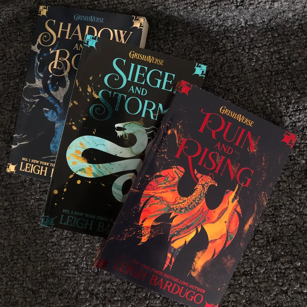 The GrishaVerse first trilogy Shadow and bone siege and storm ruin and rising  brand new unread Boxset the books without the netflix stickers #booktok #book #englishbook #english #shadowandboneseries #shadowandbone #siegeandstorm #ruinandrising . Övrigt.