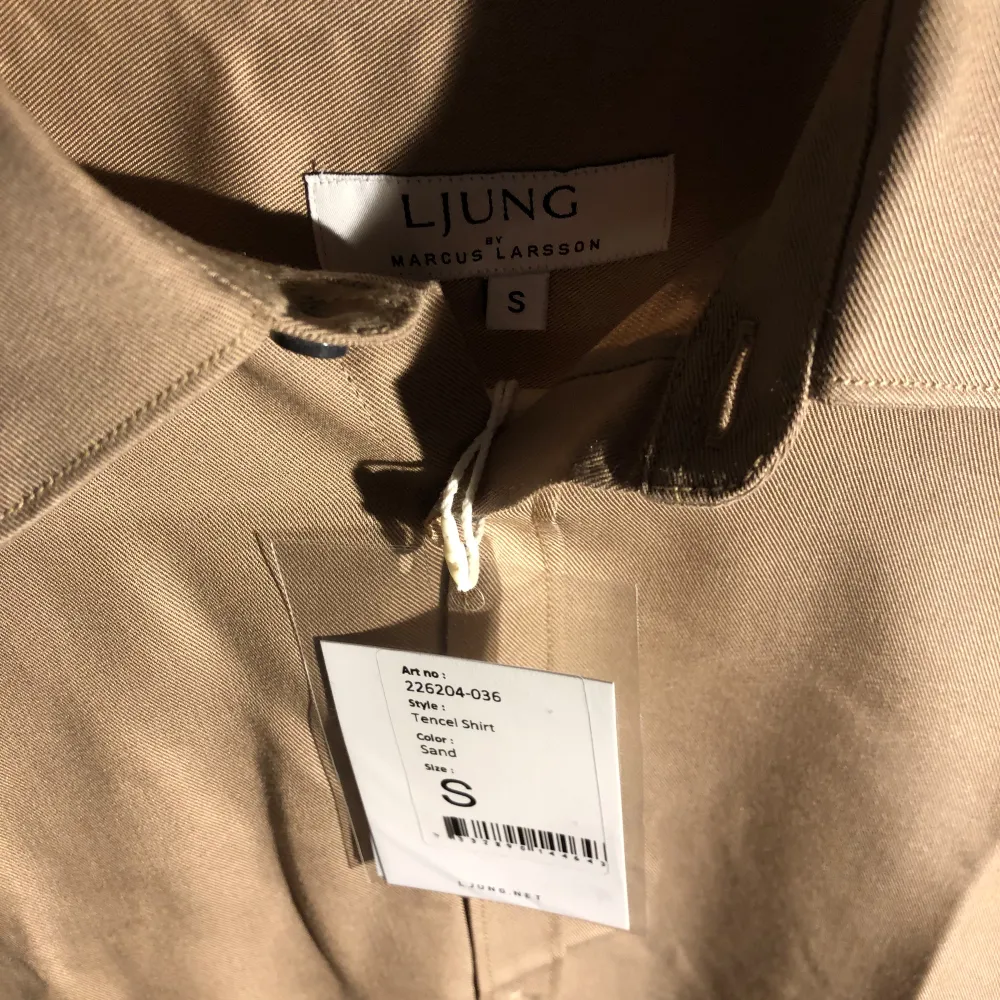Jag säljer en helt oanvänd sandfärgad skjorta från Ljung by Brothers. Kvaliteten är hög och sitter bekvämt. Anledning till att jag säljer är att skjortan är någorlunda stor. Perfekt till sommaren och riktigt snygg färg. . Skjortor.