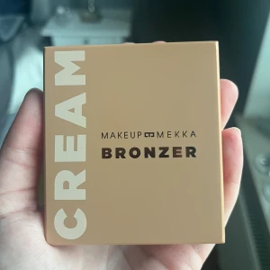 Helt oanvänd bronzer - Helt oanvänd bronzer från make up mekka i färgen warm breeze. Superfin färg och enkel att blanda ut. Säljer pga att jag har två❤️ 60kr+frakt!