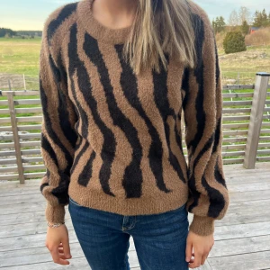 Zebra tröja 🦓 - Jätte mysig tröja från Vila i stl S. Endast testad 💗
