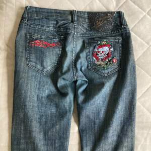 Säljer dessa coola ed hardy jeans som är i storlek 26. Säljer för att de blivit lite för små. De är raka. Om ni vill ha mer information eller bilder skriv gärna💗  skriv till mig innan du köper💗