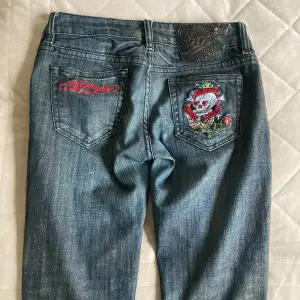 Säljer dessa coola ed hardy jeans som är i storlek 26. Säljer för att de blivit lite för små. De är raka. Om ni vill ha mer information eller bilder skriv gärna💗  skriv till mig innan du köper💗