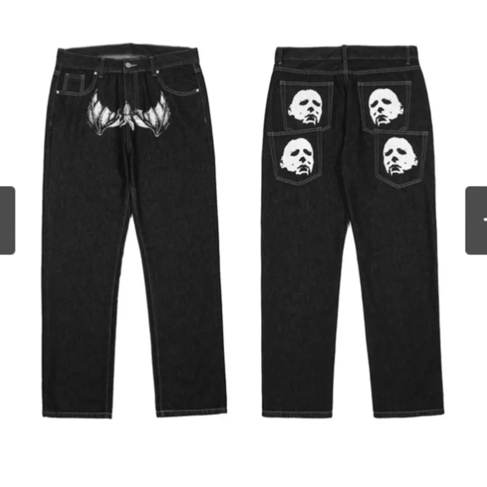 Jeans från Knock Knock Y2K Michael Myers storlek M, oanvända. Modellen är 180.. Jeans & Byxor.