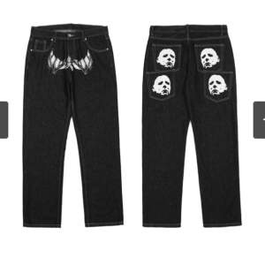 Jeans från Knock Knock Y2K Michael Myers storlek M, oanvända. Modellen är 180.