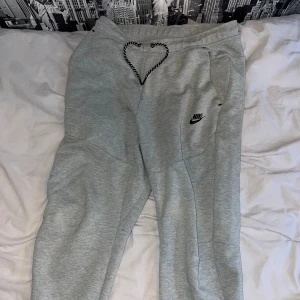 Nike tech grå byxor - Nike tech grå byxor, bra skick Storlek M