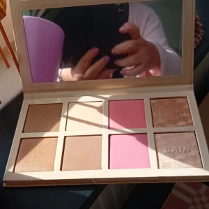 CAIAS STORA JÄTTEFINA SOMMARPALETT SÄLJES FÖR 599kr - Jag säljer min andra ( jag har många av min   STORA CAIA SOMMARPALETT ! Jag älskarDen ❤️ Finaste Bronzer ,Rouger och uppljusande Färg skugga !Denna är helt Ny ,Oanvänd och Endast Lite Touchad på övre delen av mörkare highlight ! KÖPTES FÖR 698kr !