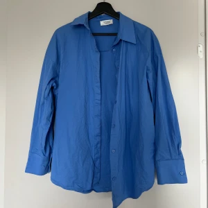 Skjorta Chiquelle - Använd fåtal gånger och nytvättat därav lite skrynklig. XS men rätt så oversize