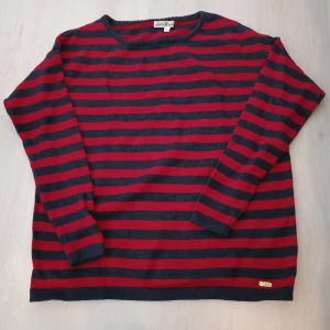 Randig tröja  - Svart/röd randig tröja i som nytt skick