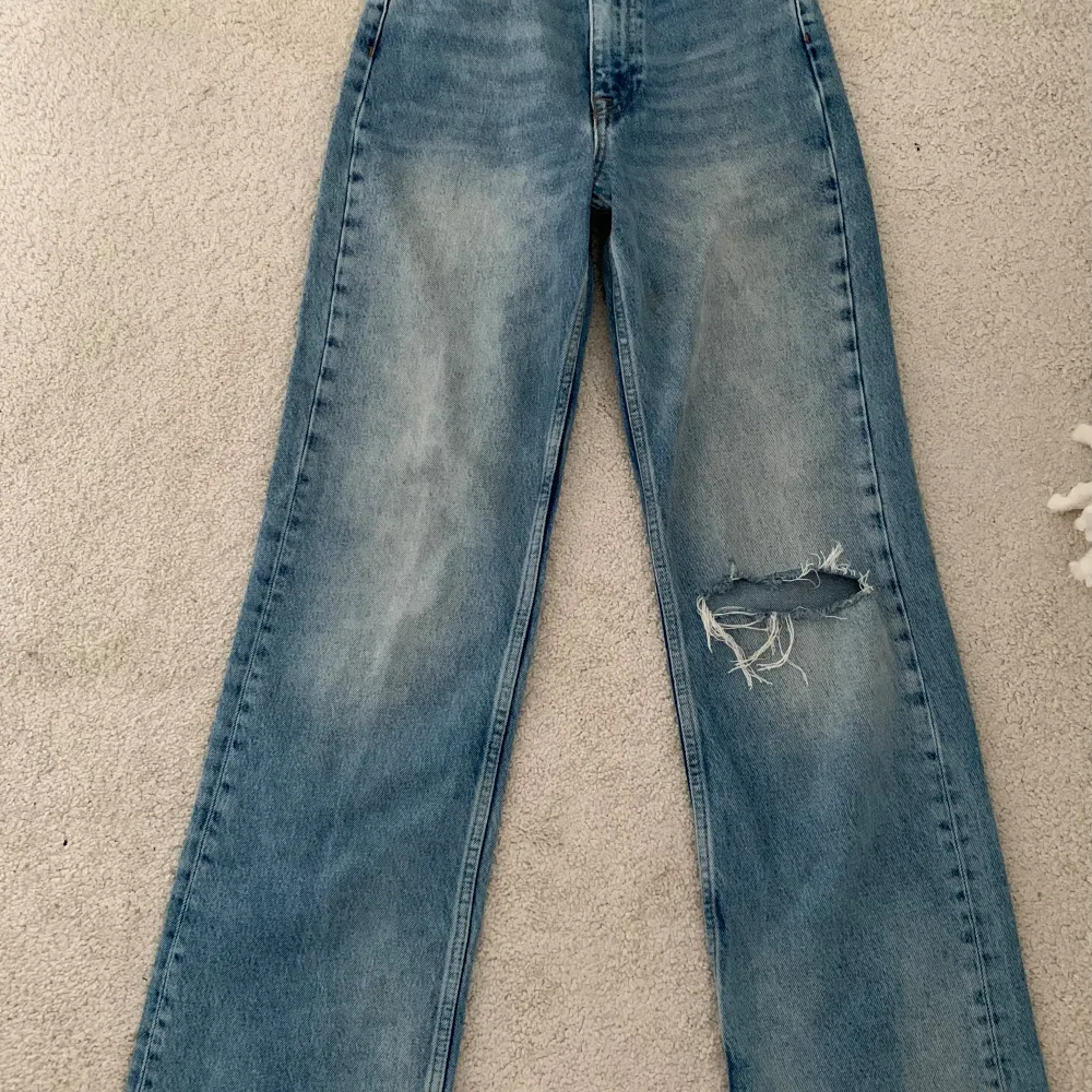 Super snygga ljusblåa highwaist straight jeans med hål på knät. Knappt använd🤌🏽🤌🏽. Jeans & Byxor.