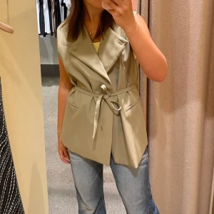 Kostymväst samsoe samsoe  - Kosymväst från samsoe samsoe, använd fåtal gånger. Nypris runt 1200 kr.