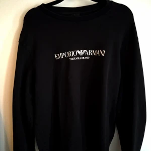 Emporio Armani sweatshirt strl M  - Tunn skön. Cleant tryck i bra skick.