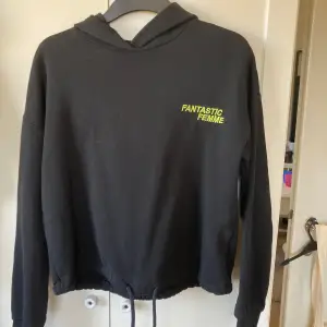 Fin svart hoodie från Gina tricot,med tryck på.  köpt här från Plick, men säljer för den inte kommit till användning.