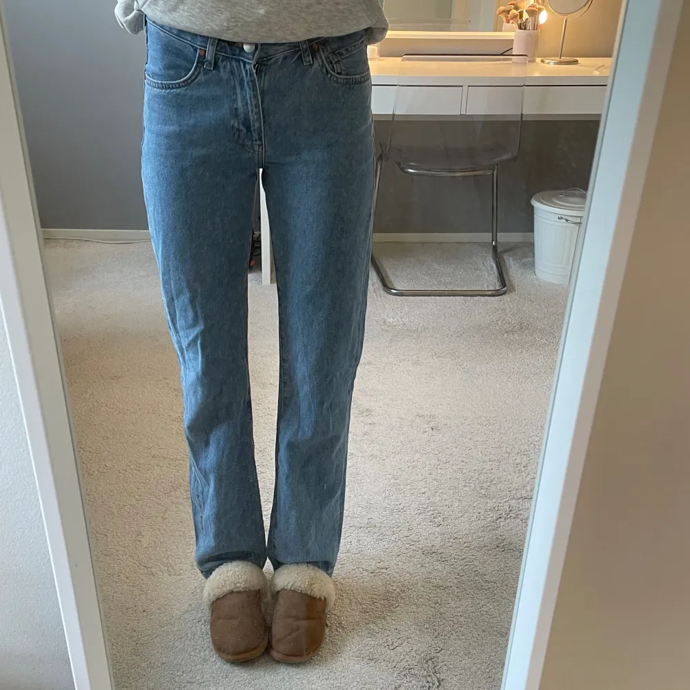Mid Waist raka jeans från Bikbok i en klarblå tvätt, stl 24/32 och passar mig som i vanliga fall har S eller 36 på jeans!☺️. Jeans & Byxor.