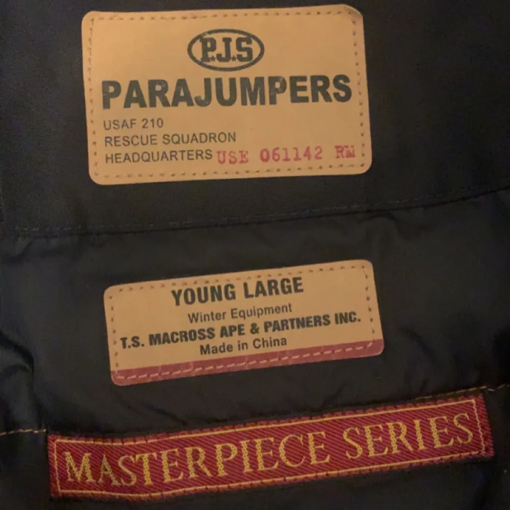 Säljer en master piece series parajumpers jacka för att den är för stor. Den är 10/10 i skick för den har knappt använts och är i storlek L. Hittar dock inte päls luvan till den men jag ger er uppdatering om när jag har hittat den.. Jackor.