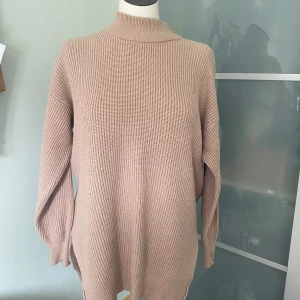 Na-kd tröja beige strl small-medium  - Fint skick mjuk och skön köpt på NA-kd  Fint skick 