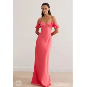 Säljer denna super fina klänningen, perfekt till balen exempelvis!