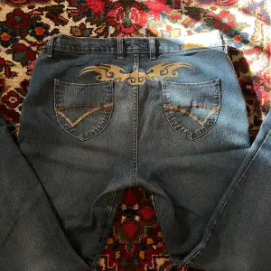 supersnygga jeans från D&G köpta secondhand, tyvärr för långa för mig och säljer därför. Defekt finns på taggen på baksidan (bild 4) men annars mycket fint skick. Skulle säga storlek 36-38 