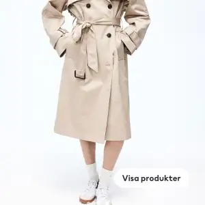 En beige trenchcoat från H&M , knappt använd  Storlek: xs men oversized passar mellan xs-m Nypris: 699kr
