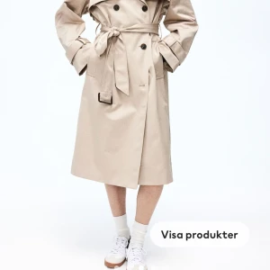 BEIGE TRENCHCOAT - En beige trenchcoat från H&M , knappt använd  Storlek: xs men oversized passar mellan xs-m Nypris: 699kr