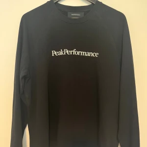 PeakPerformance sweatshirt  - M men passar S. Inga tecken på slitage, nästan aldrig använd. Köpt för 999kr