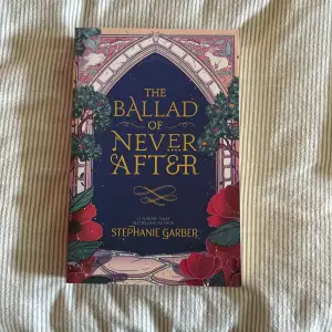 The ballad of never after av Stephanie Garber på engelska 💕Det är andra boken i en nuvarande trilogi. Älskar boken, men råkades köpa två och därav säljer jag denna 💕Säljer för 100 kr. Köparen står för frakten 🫶🏼