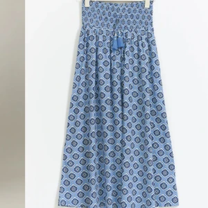 Lång kjol  - BYTER min fina kjol från Gina då den va lite för kort för mig. Storlek 158/164, vill byta mot 170. Använd två gånger inga defekter alls , eller köpa för 230