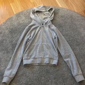 Grå juicy kofta - säljer min grå juicy kofta, nästan aldrig använd så fint skick, storlek XS säljer för 400