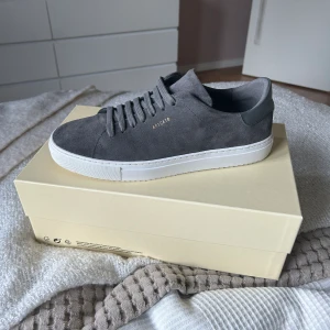 Arigato Clean 90 Dark Grey Herr - Säljer ett par Arigato 90 Clean Grey i strl 42. Använt fåtal gånger och är i mycket bra skick. Dustbag och rengöringskit tillkommer. Kvittobevis finns. Skriv vid fler frågor.