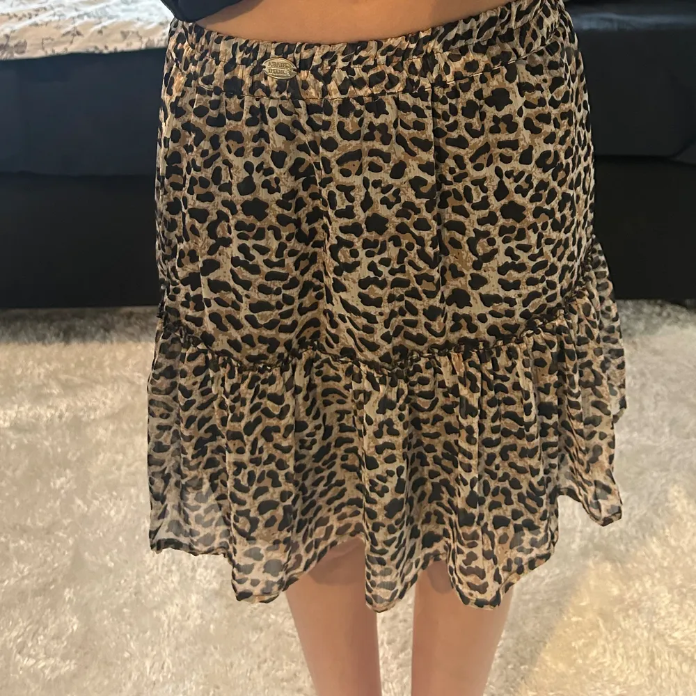 En super snygg och trendig leopard kjol som tyvärr aldrig kommer till användning 💞. Kjolar.