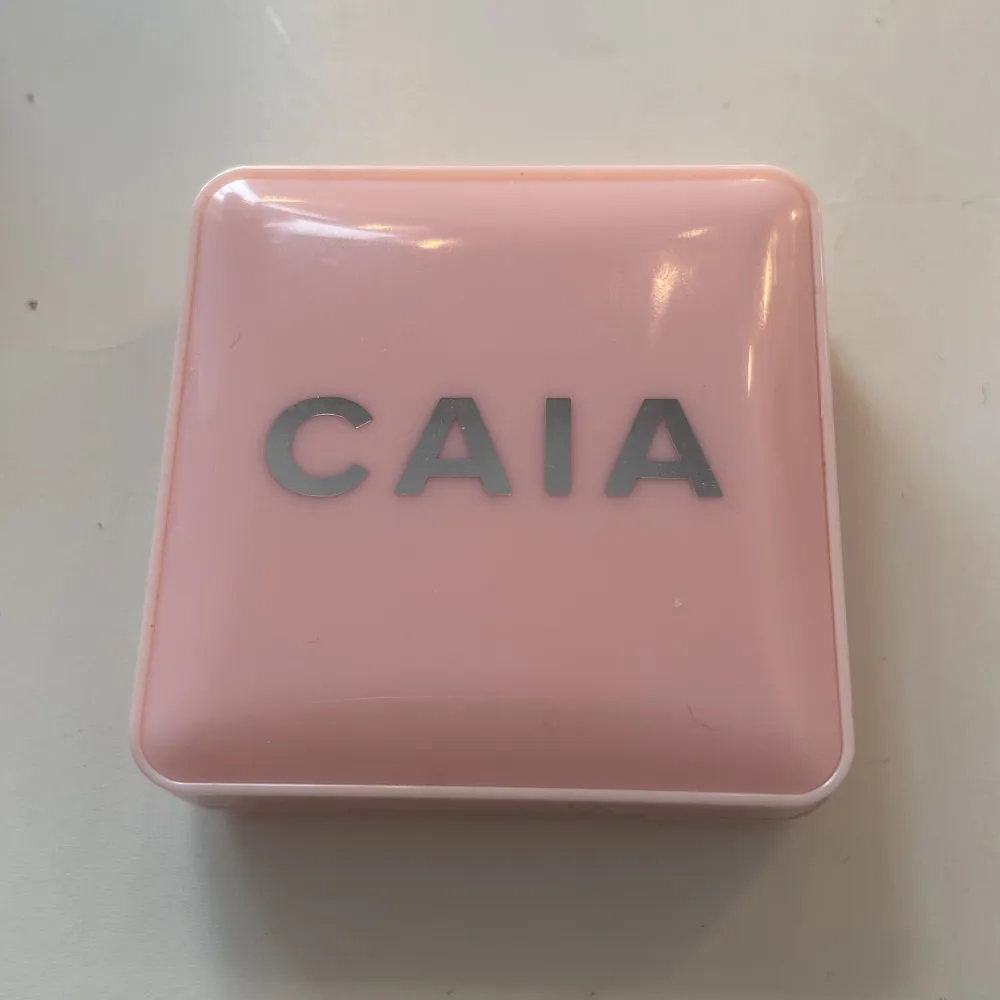 Blush från Caia i färg peach sorbet använt lite original pris: 265 säljer för 180. Övrigt.