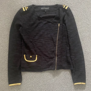 Kofta - Super cool kofta med guld-detaljer från Sally & Circle!