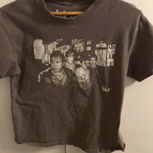 Blur tröja från hm. - Nyskick, endast använd en gång och tvättad. Köpt för 160 kr, säljer för 70 kr. Sitter som en s/m men funkar som xs också. Kontakta vid fler eventuella frågor eller hör av dig om det är något du undrar över💗 Obs! Tar endast Swish!