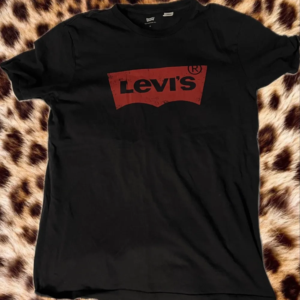 Bra svart Levi’s T-shirt . T-shirts.