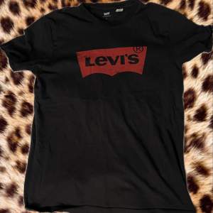 Bra svart Levi’s T-shirt 