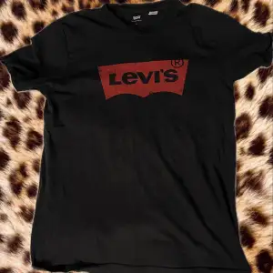 Bra svart Levi’s T-shirt 