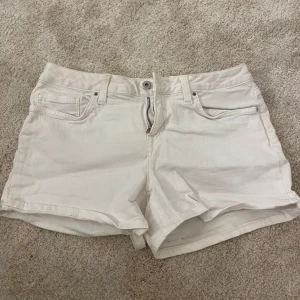 Tommy Hilfiger shorts - Säljer mina Tommy Hilfiger shorts. Använt 2-3 gånger, bra skick och är i storlek S.