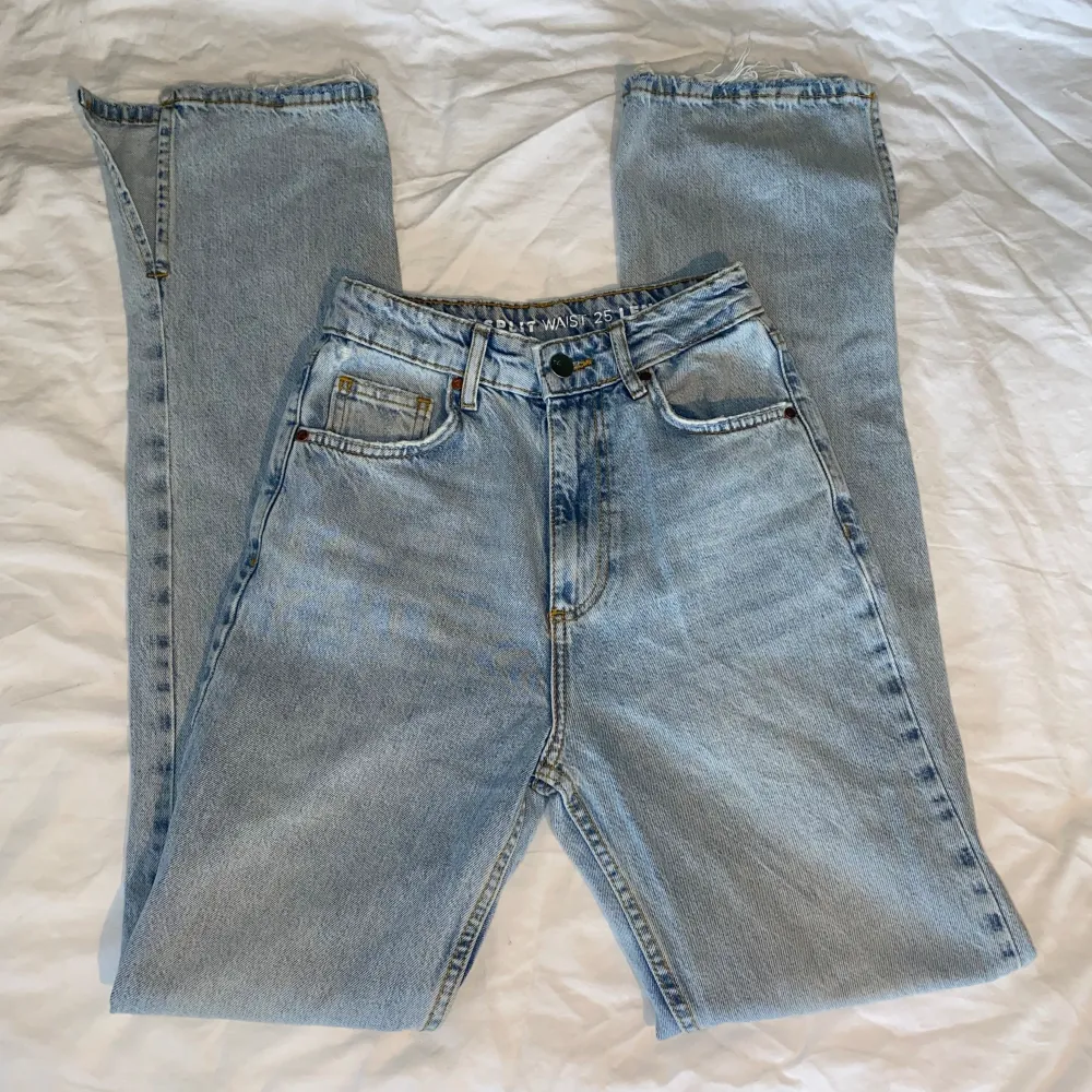 Säljer mina ljus blåa jeans från märket never denim, köpta på bik bok. Perfekta nu till sommaren med en liten slit längst ned på benen. Fint skick, orginal pris 699 kr. Jeans & Byxor.