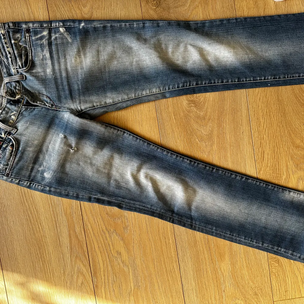 Säljer dessa super snygga jeansen från G-Star som är Lågmidjade och raka i modellen! De slitningar är modellen och inget som uppkommit under tiden jag haft dom, de är i storlek 26/32 💖. Jeans & Byxor.