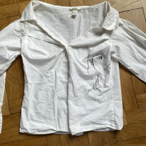 Skjorta tryck - Vit skjorta från hm. Något missfärgad på ärm/ i ringning(se bild), off shoulder. 