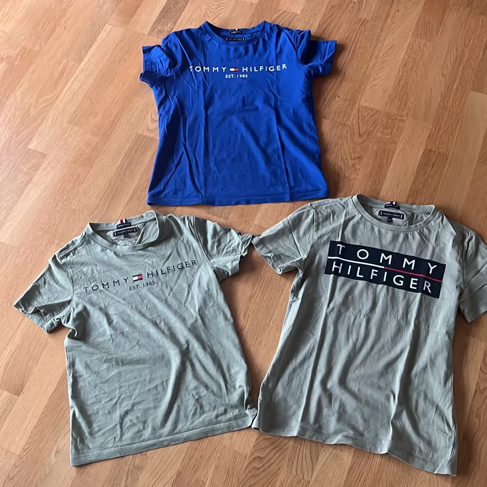 Säljer tre stycken Tommy Hilfiger T-shirts i storlek 152. Använda men i bra skick.. T-shirts.
