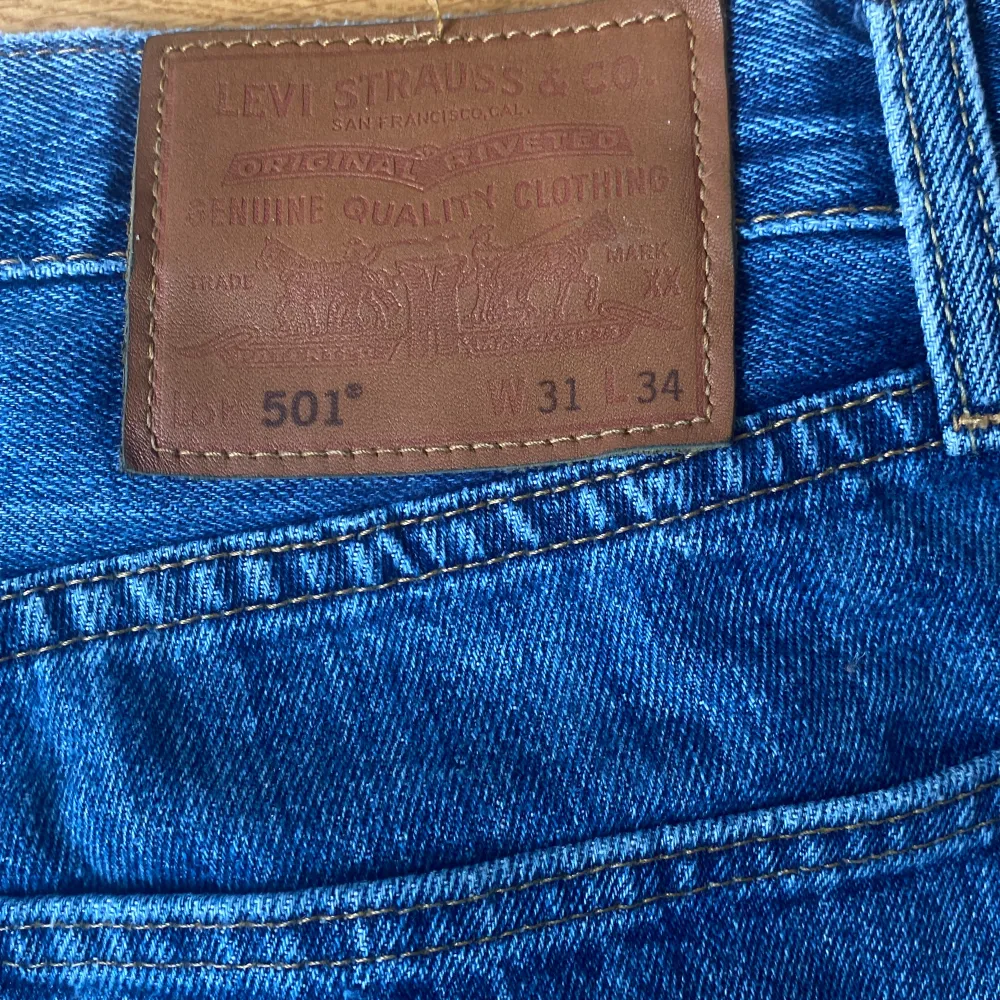 Levis 501 blå knappt andvända original pris  1100. Jeans & Byxor.