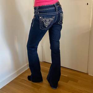 Skitsnygga miss me bootcut jeans köpta i Amsterdam! Superbra skick bortsett från slitningarna nedtill (se bild 5) men de märks inte. midjemått: 36,5cm innerbenslängd: 83cm priset kan alltid diskuteras och är alltid öppen för prisförslag💗